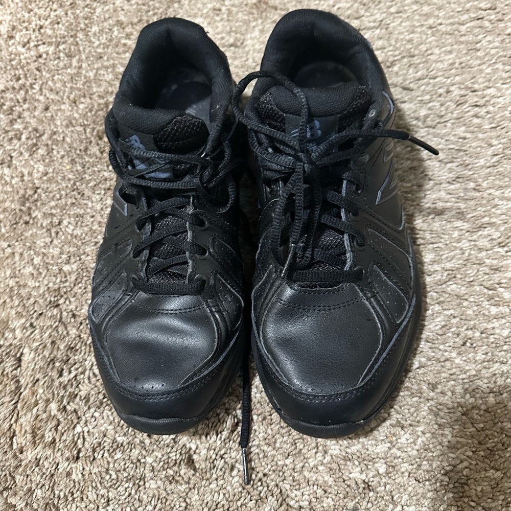 New balance working shoes women size 8 black  color
Still good conditions